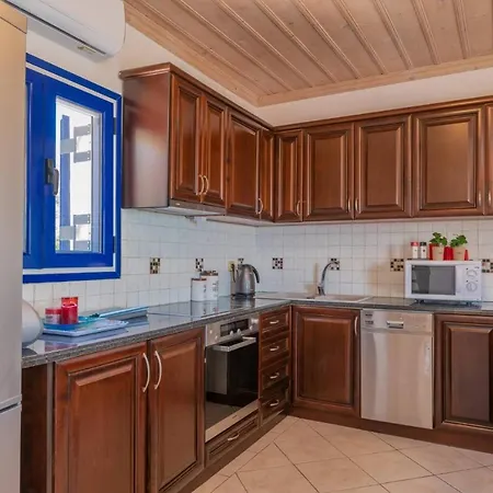 Daire Armiriki With Sea Views, 50m From St Nikolaos Port *